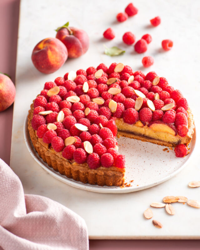 PEACH & RASPBERRY FRANGIPANE TART 💕
⁣.
There's still time to enjoy those juicy, sweet summer fruits! Grab a basket of peaches and a crate of raspberries and make this spectacular tart ✨ The tart does come together in a few steps, but they're all easy: press-in crust, store-bought jam, whisk together frangipane. Add fresh fruits and you're in for a treat!
.
Get my recipe for Peach & Raspberry Frangipane Tart through the link in my profile!
🇫🇷 The recipe is in French, but if you'd like an English version, DM me and I'll be happy to provide it for you!
.
Client: @lesfraichesduquebec 🍓
Photographer: @catherinecote 📸
Recipe + Food Styling: Moi 💁🏼‍♀️