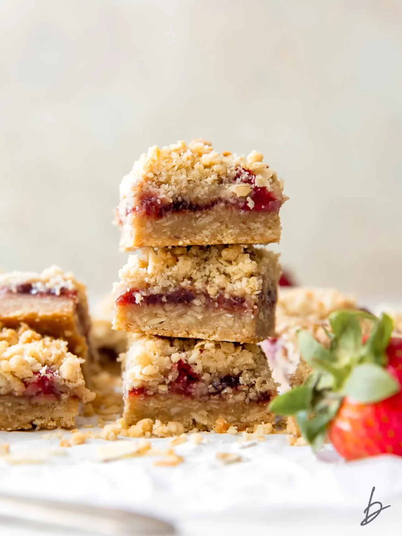 Strawberry Oatmeal Bars by If You Give a Blonde a Kitchen // FoodNouveau.com