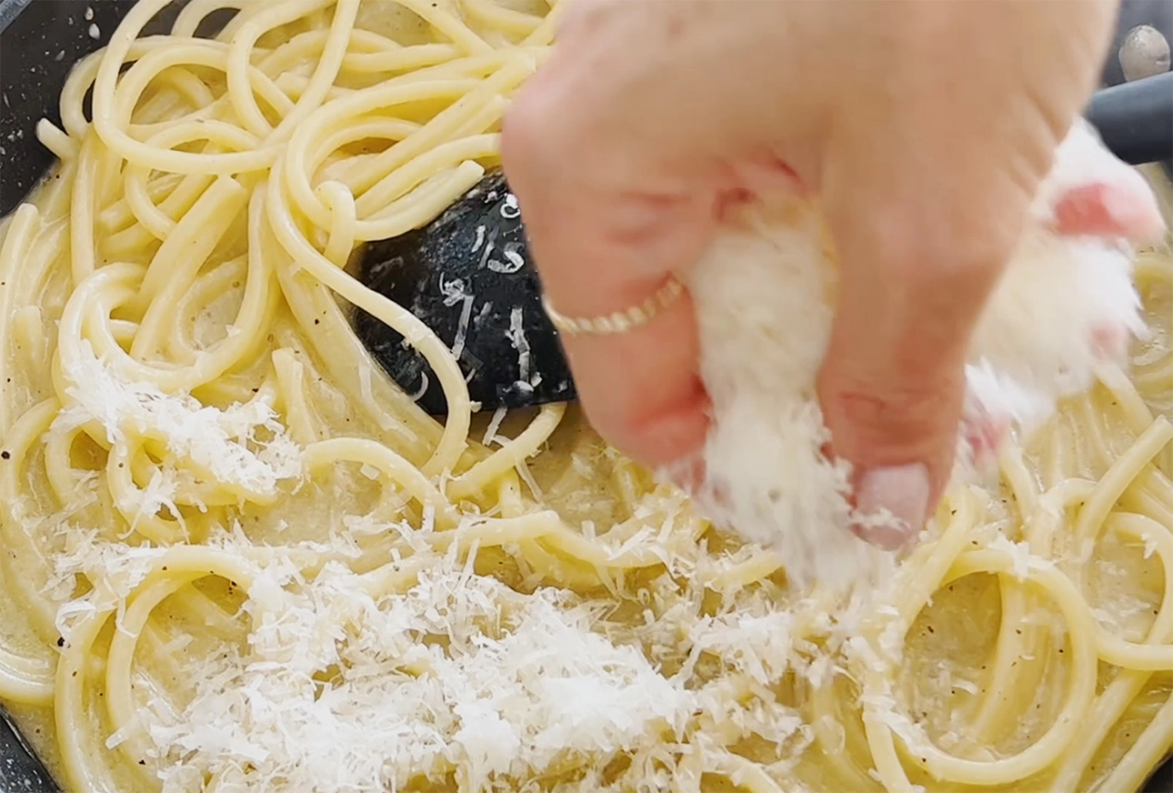 Gradually incorporating cheese into the sauce helps produce silky smooth Cacio e Pepe pasta sauce // FoodNouveau.com